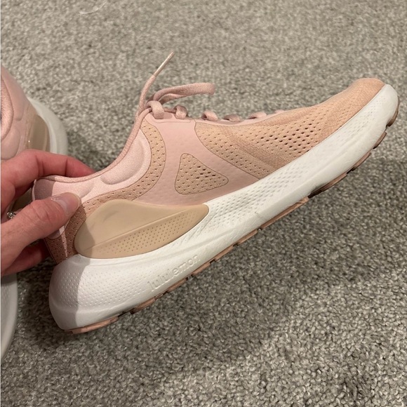 lululemon Beyondfeel Women’s Running Shoes in light pink size 9 - Picture 2 of 6